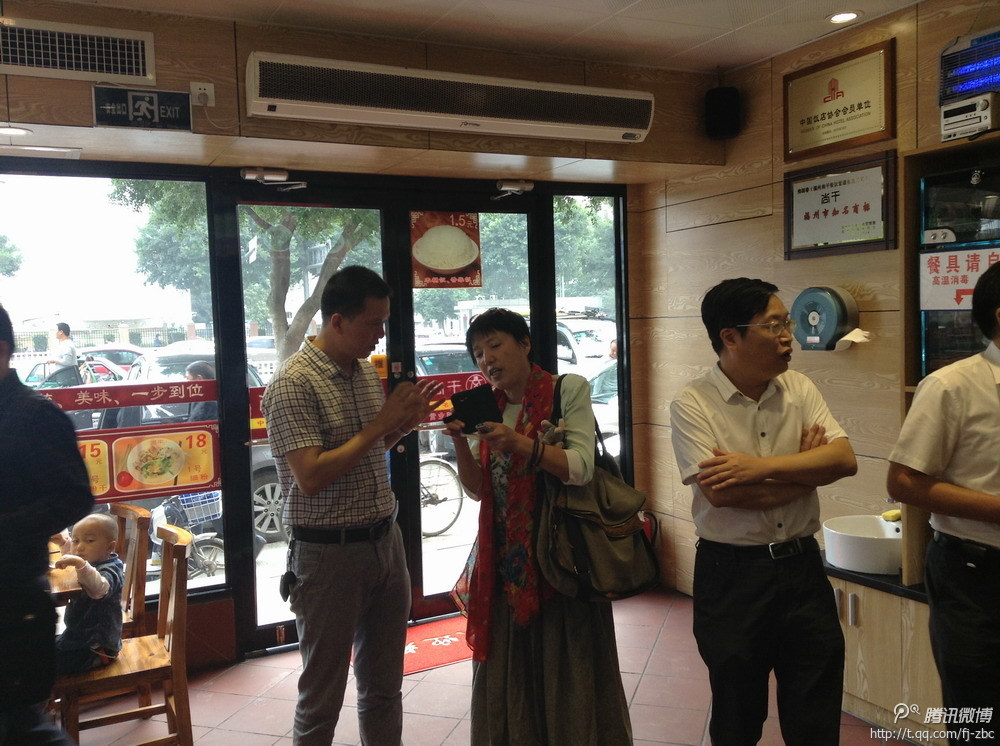 中共福州市委組織部副部長郭榮貴、臺江區(qū)委組織部部長陳高英陪同下蒞臨福州尚干餐飲管理公司寶龍店調(diào)研